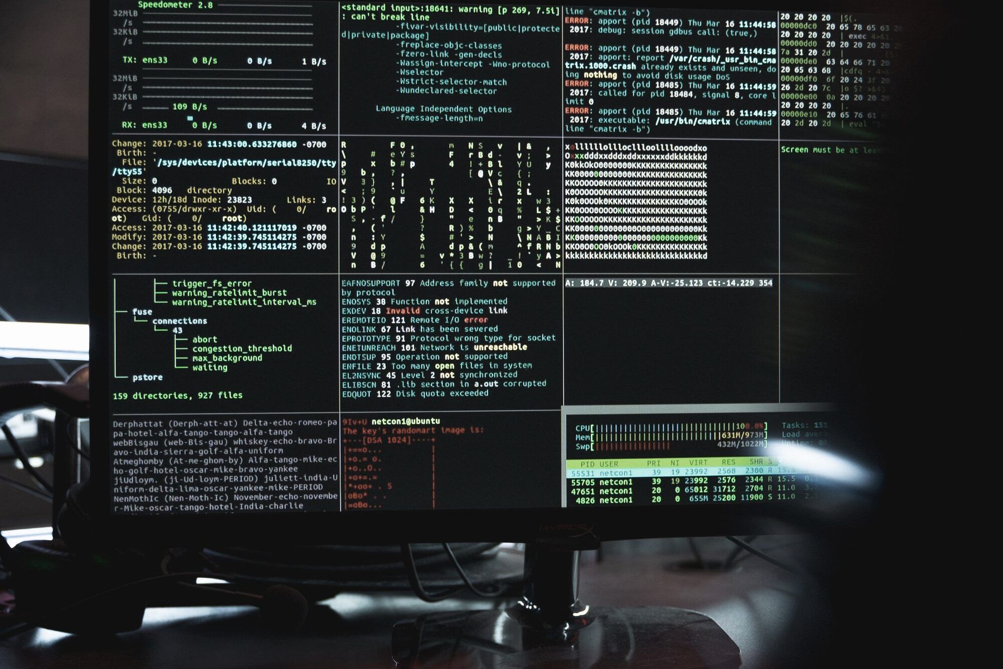 Monitor en una sala a oscuras con varias terminales abiertas mostrando un análisis de seguridad y sus avisos